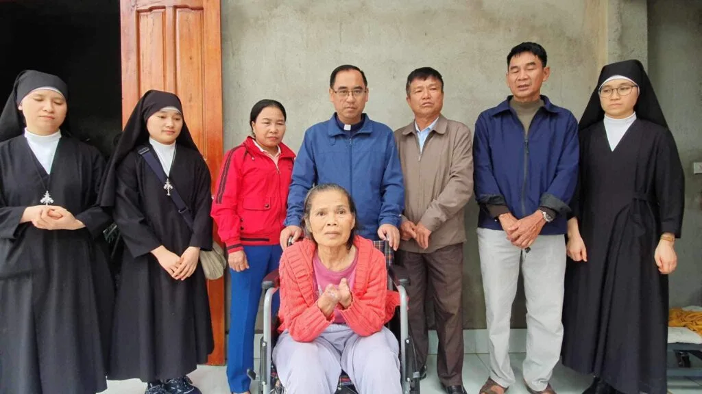 TRAO QUÀ TẾT CHO CÁC GIA ĐÌNH KHÓ KHĂN HUYỆN NÔNG CỐNG