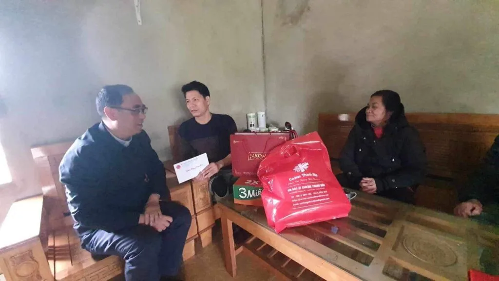 TRAO QUÀ TẾT CHO CÁC GIA ĐÌNH NGHÈO TẠI HUYỆN QUẢNG XƯƠNG, TỈNH THANH HOÁ