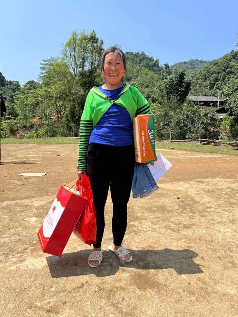 TRAO QUÀ CHO BÀ CON DÂN TỘC H’MÔNG TẠI BẢN MÙA XUÂN, XÃ SƠN THUỶ, HUYỆN QUAN SƠN, TỈNH THANH HÓA