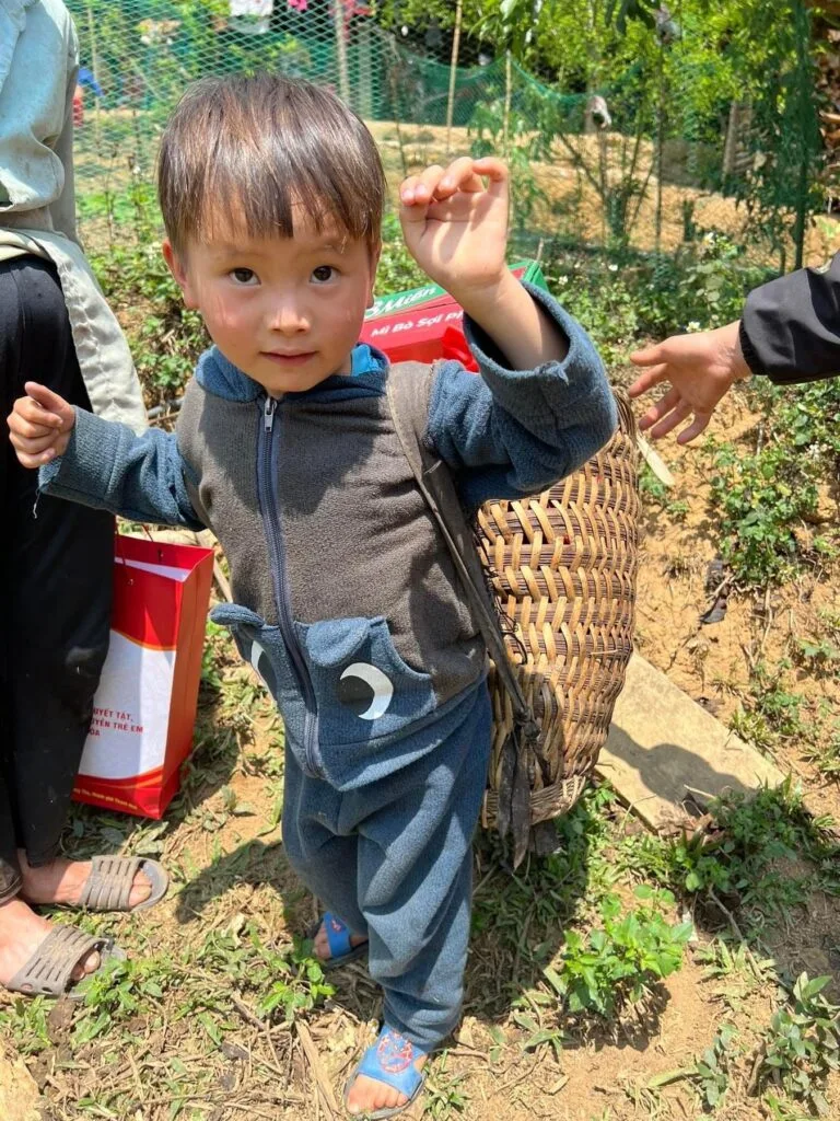TRAO QUÀ CHO BÀ CON DÂN TỘC H’MÔNG TẠI BẢN MÙA XUÂN, XÃ SƠN THUỶ, HUYỆN QUAN SƠN, TỈNH THANH HÓA