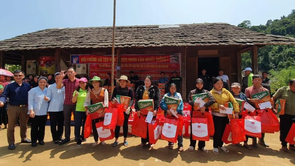 TRAO QUÀ CHO BÀ CON DÂN TỘC H’MÔNG TẠI BẢN MÙA XUÂN, XÃ SƠN THUỶ, HUYỆN QUAN SƠN, TỈNH THANH HÓA