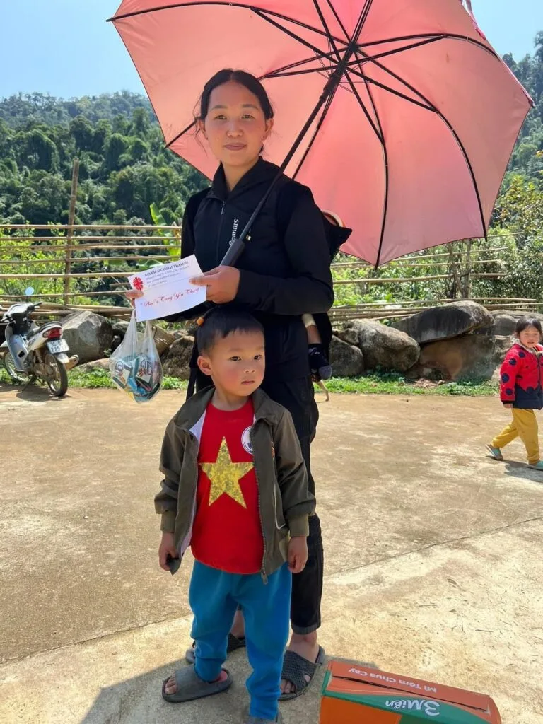 TRAO QUÀ CHO BÀ CON DÂN TỘC H’MÔNG TẠI BẢN MÙA XUÂN, XÃ SƠN THUỶ, HUYỆN QUAN SƠN, TỈNH THANH HÓA