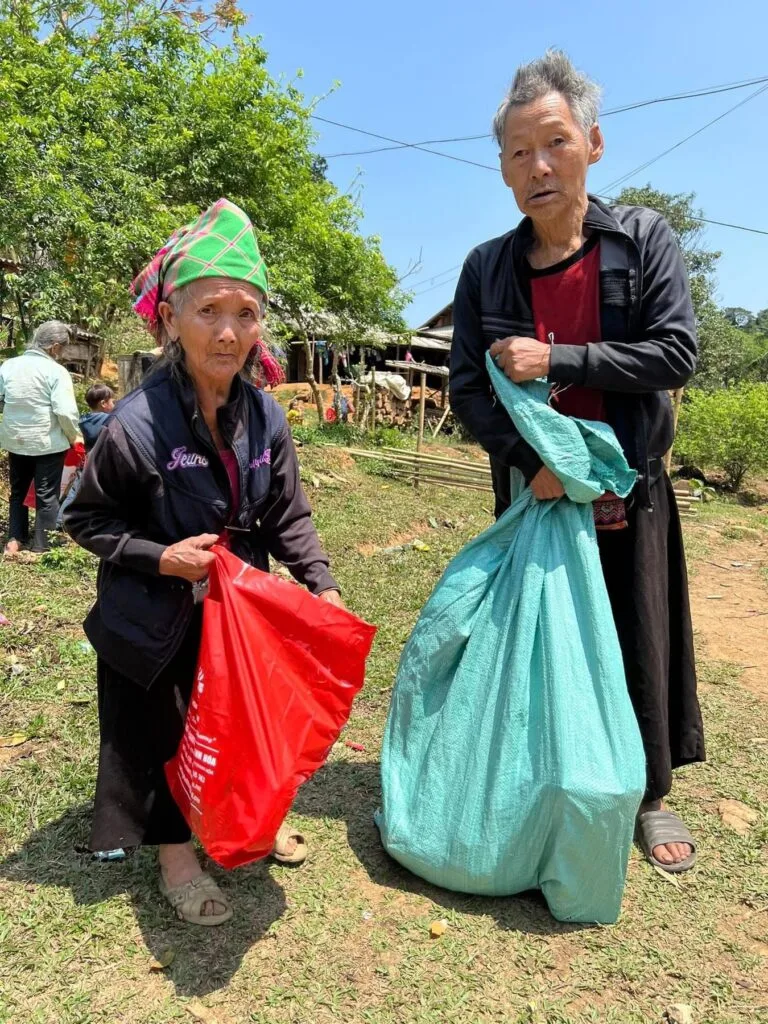 TRAO QUÀ CHO BÀ CON DÂN TỘC H’MÔNG TẠI BẢN MÙA XUÂN, XÃ SƠN THUỶ, HUYỆN QUAN SƠN, TỈNH THANH HÓA