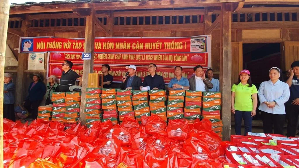 TRAO QUÀ CHO BÀ CON DÂN TỘC H’MÔNG TẠI BẢN MÙA XUÂN, XÃ SƠN THUỶ, HUYỆN QUAN SƠN, TỈNH THANH HÓA