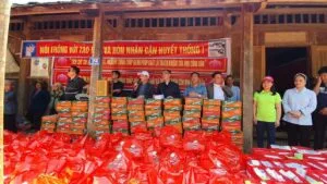 TRAO QUÀ CHO BÀ CON DÂN TỘC H’MÔNG TẠI BẢN MÙA XUÂN, XÃ SƠN THUỶ, HUYỆN QUAN SƠN, TỈNH THANH HÓA