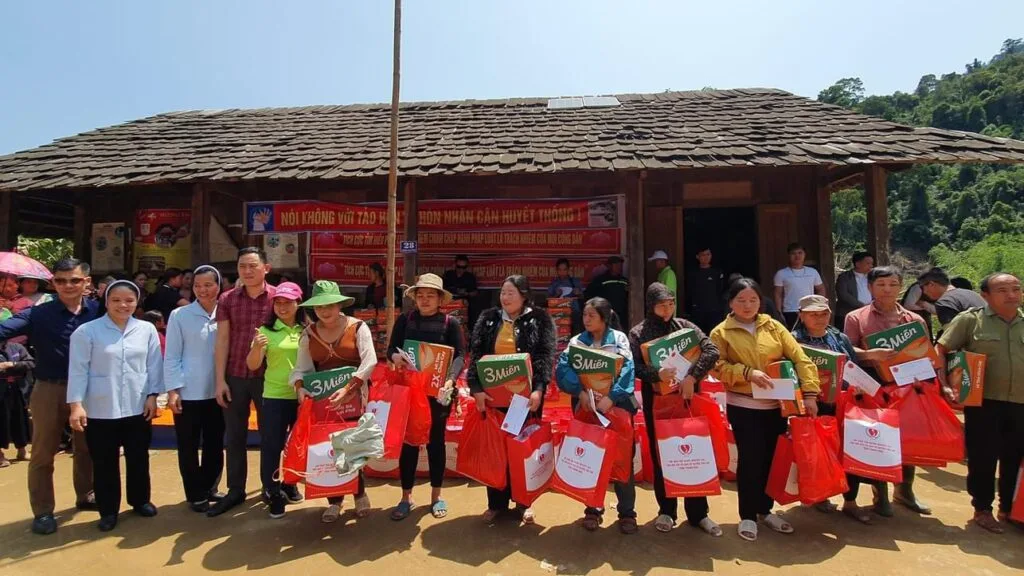 TRAO QUÀ CHO BÀ CON DÂN TỘC H’MÔNG TẠI BẢN MÙA XUÂN, XÃ SƠN THUỶ, HUYỆN QUAN SƠN, TỈNH THANH HÓA