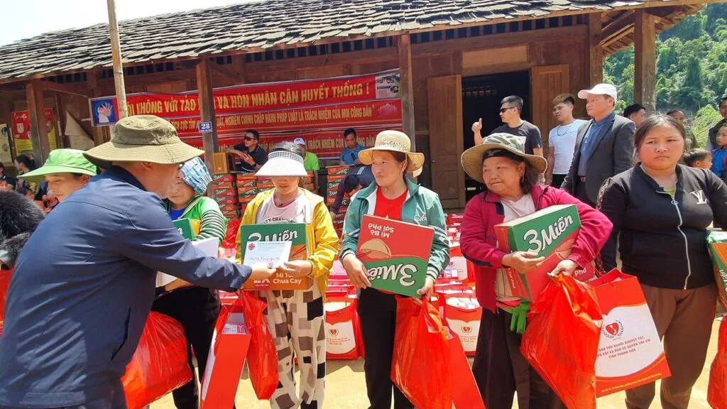 TRAO QUÀ CHO BÀ CON DÂN TỘC H’MÔNG TẠI BẢN MÙA XUÂN, XÃ SƠN THUỶ, HUYỆN QUAN SƠN, TỈNH THANH HÓA