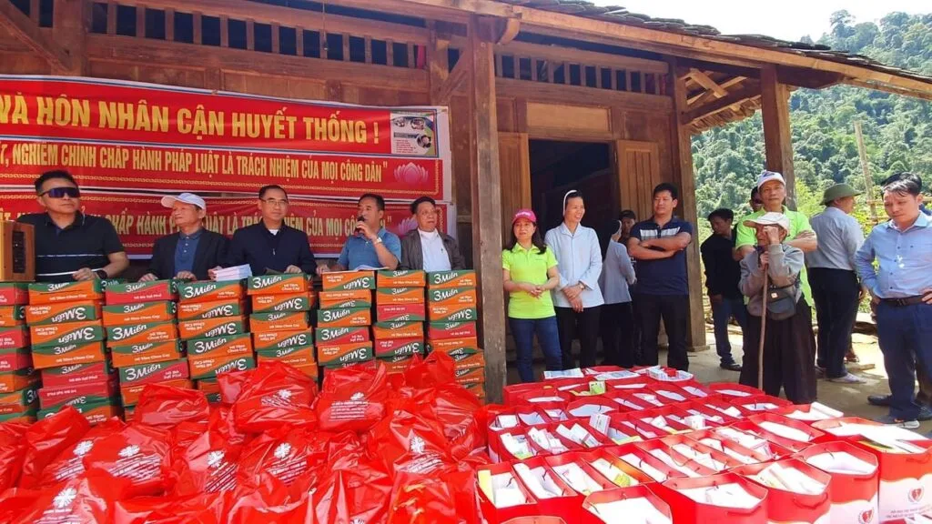 TRAO QUÀ CHO BÀ CON DÂN TỘC H’MÔNG TẠI BẢN MÙA XUÂN, XÃ SƠN THUỶ, HUYỆN QUAN SƠN, TỈNH THANH HÓA