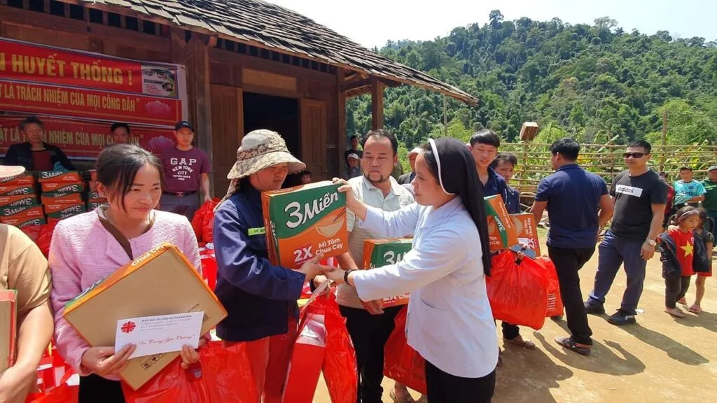 TRAO QUÀ CHO BÀ CON DÂN TỘC H’MÔNG TẠI BẢN MÙA XUÂN, XÃ SƠN THUỶ, HUYỆN QUAN SƠN, TỈNH THANH HÓA