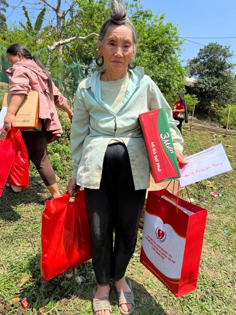 TRAO QUÀ CHO BÀ CON DÂN TỘC H’MÔNG TẠI BẢN MÙA XUÂN, XÃ SƠN THUỶ, HUYỆN QUAN SƠN, TỈNH THANH HÓA