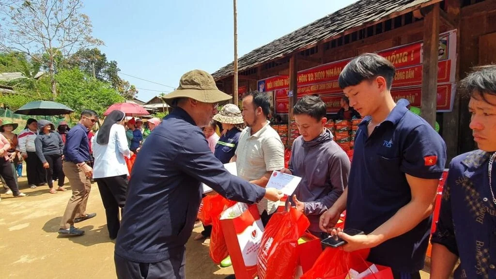TRAO QUÀ CHO BÀ CON DÂN TỘC H’MÔNG TẠI BẢN MÙA XUÂN, XÃ SƠN THUỶ, HUYỆN QUAN SƠN, TỈNH THANH HÓA