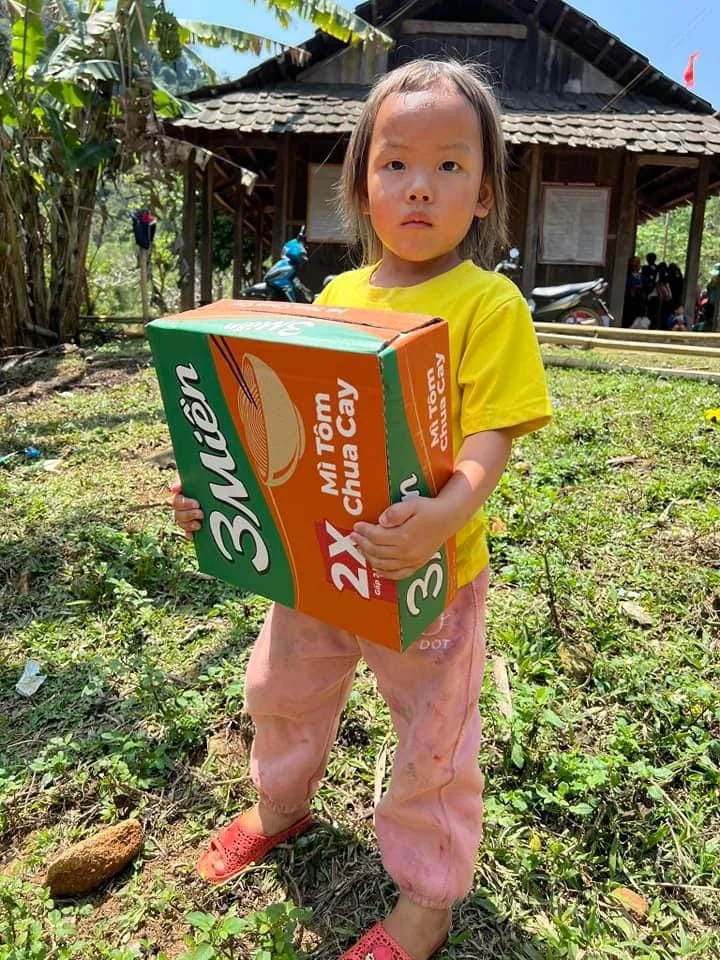 TRAO QUÀ CHO BÀ CON DÂN TỘC H’MÔNG TẠI BẢN MÙA XUÂN, XÃ SƠN THUỶ, HUYỆN QUAN SƠN, TỈNH THANH HÓA