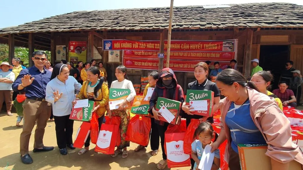 TRAO QUÀ CHO BÀ CON DÂN TỘC H’MÔNG TẠI BẢN MÙA XUÂN, XÃ SƠN THUỶ, HUYỆN QUAN SƠN, TỈNH THANH HÓA