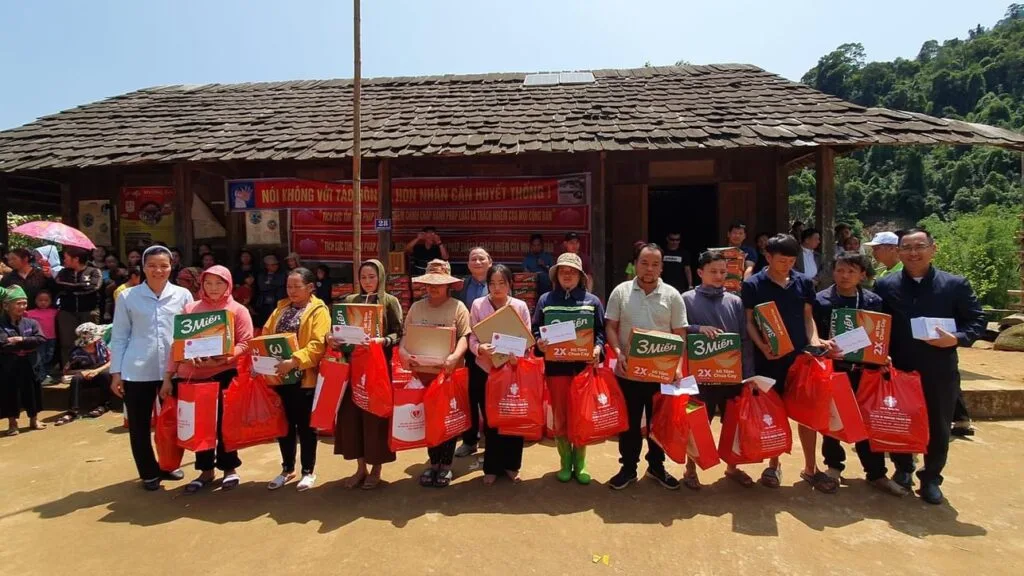 TRAO QUÀ CHO BÀ CON DÂN TỘC H’MÔNG TẠI BẢN MÙA XUÂN, XÃ SƠN THUỶ, HUYỆN QUAN SƠN, TỈNH THANH HÓA