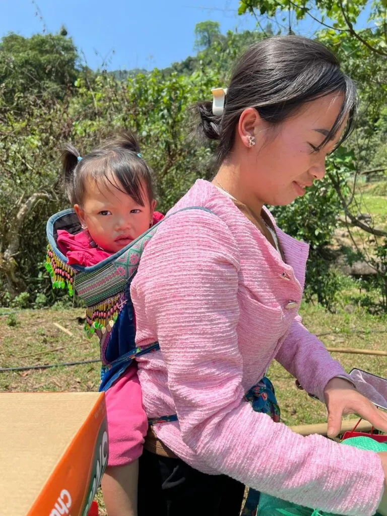 TRAO QUÀ CHO BÀ CON DÂN TỘC H’MÔNG TẠI BẢN MÙA XUÂN, XÃ SƠN THUỶ, HUYỆN QUAN SƠN, TỈNH THANH HÓA