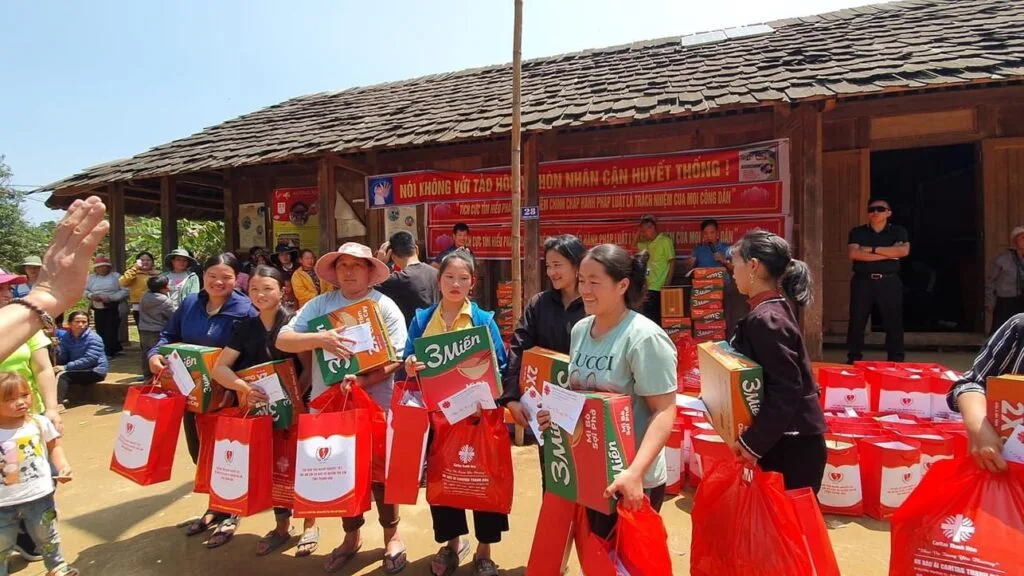 TRAO QUÀ CHO BÀ CON DÂN TỘC H’MÔNG TẠI BẢN MÙA XUÂN, XÃ SƠN THUỶ, HUYỆN QUAN SƠN, TỈNH THANH HÓA