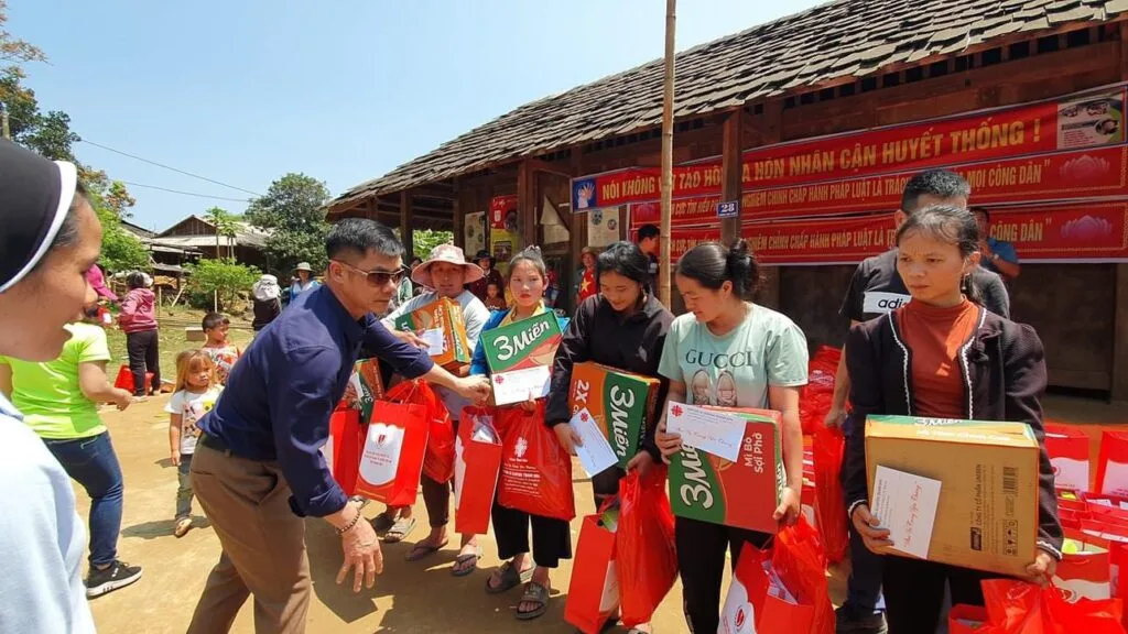 TRAO QUÀ CHO BÀ CON DÂN TỘC H’MÔNG TẠI BẢN MÙA XUÂN, XÃ SƠN THUỶ, HUYỆN QUAN SƠN, TỈNH THANH HÓA