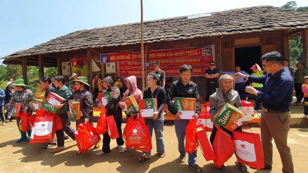 TRAO QUÀ CHO BÀ CON DÂN TỘC H’MÔNG TẠI BẢN MÙA XUÂN, XÃ SƠN THUỶ, HUYỆN QUAN SƠN, TỈNH THANH HÓA