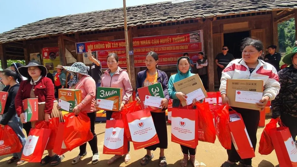 TRAO QUÀ CHO BÀ CON DÂN TỘC H’MÔNG TẠI BẢN MÙA XUÂN, XÃ SƠN THUỶ, HUYỆN QUAN SƠN, TỈNH THANH HÓA