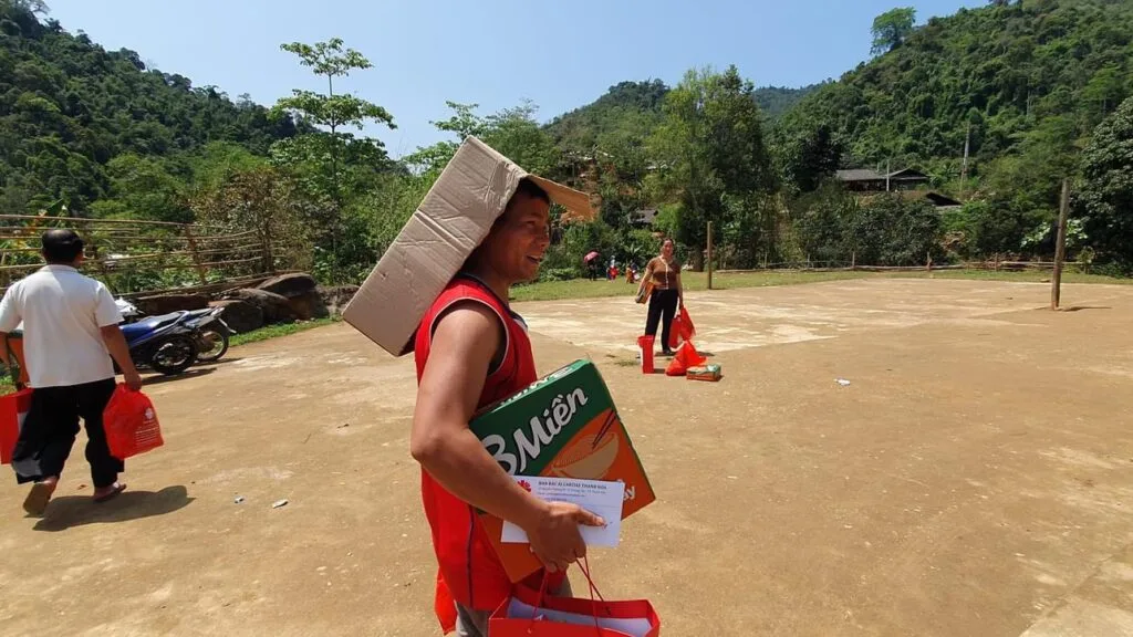 TRAO QUÀ CHO BÀ CON DÂN TỘC H’MÔNG TẠI BẢN MÙA XUÂN, XÃ SƠN THUỶ, HUYỆN QUAN SƠN, TỈNH THANH HÓA