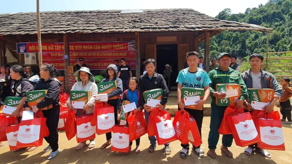 TRAO QUÀ CHO BÀ CON DÂN TỘC H’MÔNG TẠI BẢN MÙA XUÂN, XÃ SƠN THUỶ, HUYỆN QUAN SƠN, TỈNH THANH HÓA