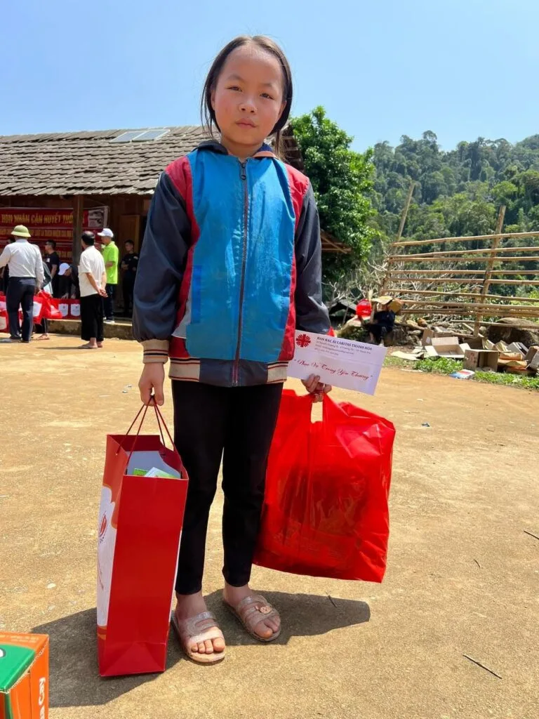 TRAO QUÀ CHO BÀ CON DÂN TỘC H’MÔNG TẠI BẢN MÙA XUÂN, XÃ SƠN THUỶ, HUYỆN QUAN SƠN, TỈNH THANH HÓA