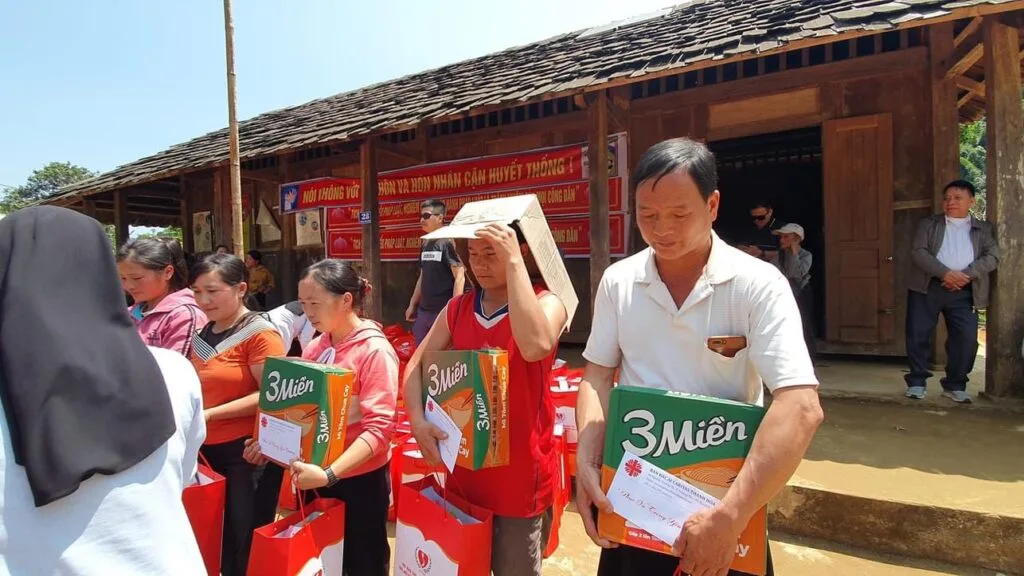 TRAO QUÀ CHO BÀ CON DÂN TỘC H’MÔNG TẠI BẢN MÙA XUÂN, XÃ SƠN THUỶ, HUYỆN QUAN SƠN, TỈNH THANH HÓA