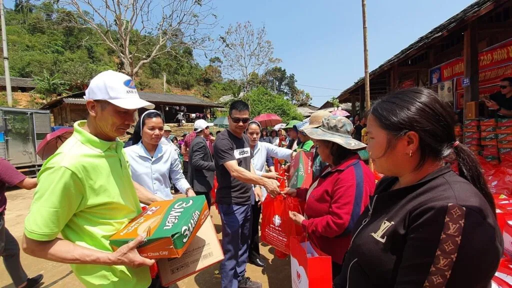 TRAO QUÀ CHO BÀ CON DÂN TỘC H’MÔNG TẠI BẢN MÙA XUÂN, XÃ SƠN THUỶ, HUYỆN QUAN SƠN, TỈNH THANH HÓA