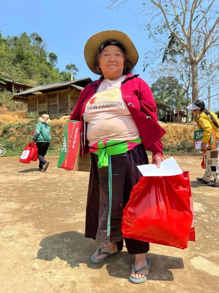 TRAO QUÀ CHO BÀ CON DÂN TỘC H’MÔNG TẠI BẢN MÙA XUÂN, XÃ SƠN THUỶ, HUYỆN QUAN SƠN, TỈNH THANH HÓA