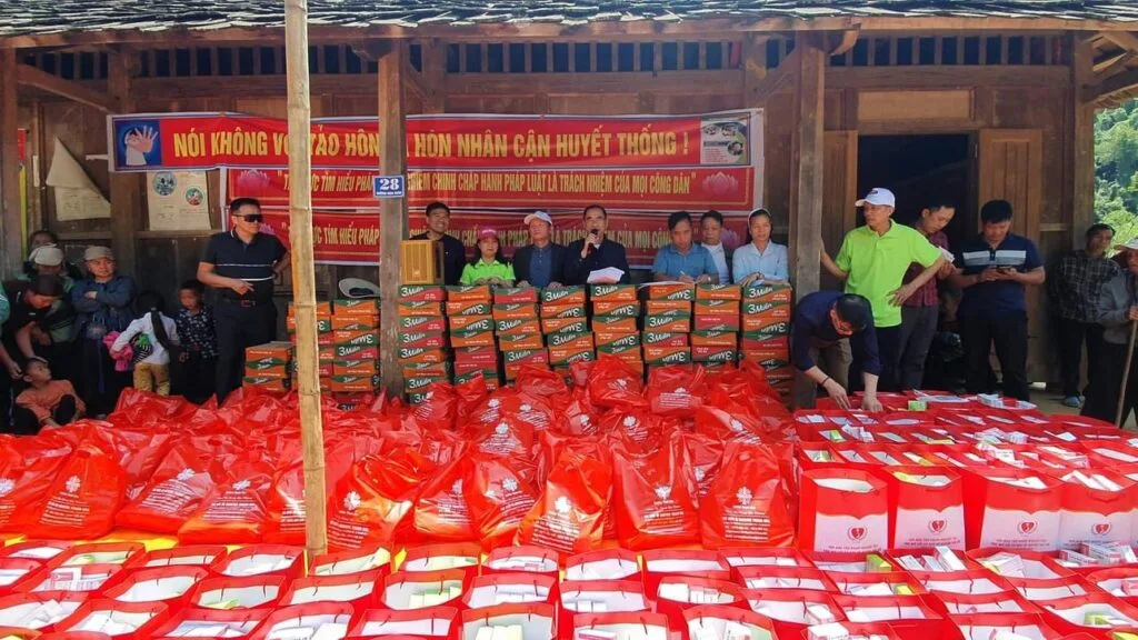 TRAO QUÀ CHO BÀ CON DÂN TỘC H’MÔNG TẠI BẢN MÙA XUÂN, XÃ SƠN THUỶ, HUYỆN QUAN SƠN, TỈNH THANH HÓA