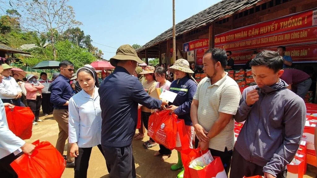 TRAO QUÀ CHO BÀ CON DÂN TỘC H’MÔNG TẠI BẢN MÙA XUÂN, XÃ SƠN THUỶ, HUYỆN QUAN SƠN, TỈNH THANH HÓA