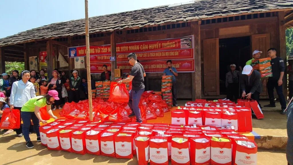 TRAO QUÀ CHO BÀ CON DÂN TỘC H’MÔNG TẠI BẢN MÙA XUÂN, XÃ SƠN THUỶ, HUYỆN QUAN SƠN, TỈNH THANH HÓA