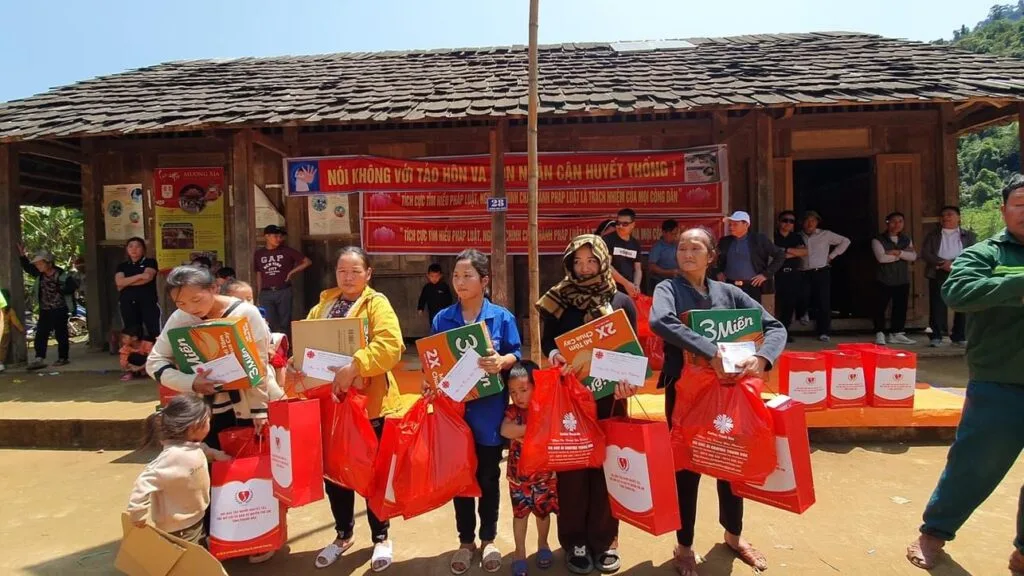 TRAO QUÀ CHO BÀ CON DÂN TỘC H’MÔNG TẠI BẢN MÙA XUÂN, XÃ SƠN THUỶ, HUYỆN QUAN SƠN, TỈNH THANH HÓA