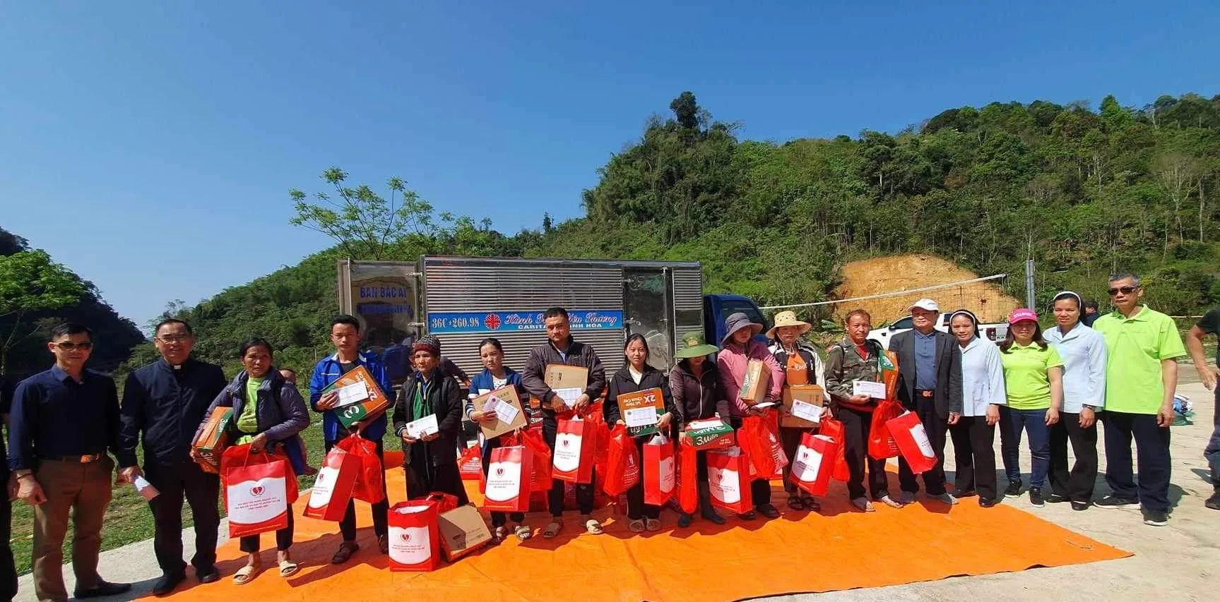 TRAO QUÀ CHO CÁC GIA ĐÌNH DÂN TỘC H’MÔNG TẠI BẢN CHÉ LẦU XÃ NA MÈO, HUYỆN QUAN SƠN, TỈNH THANH HOÁ