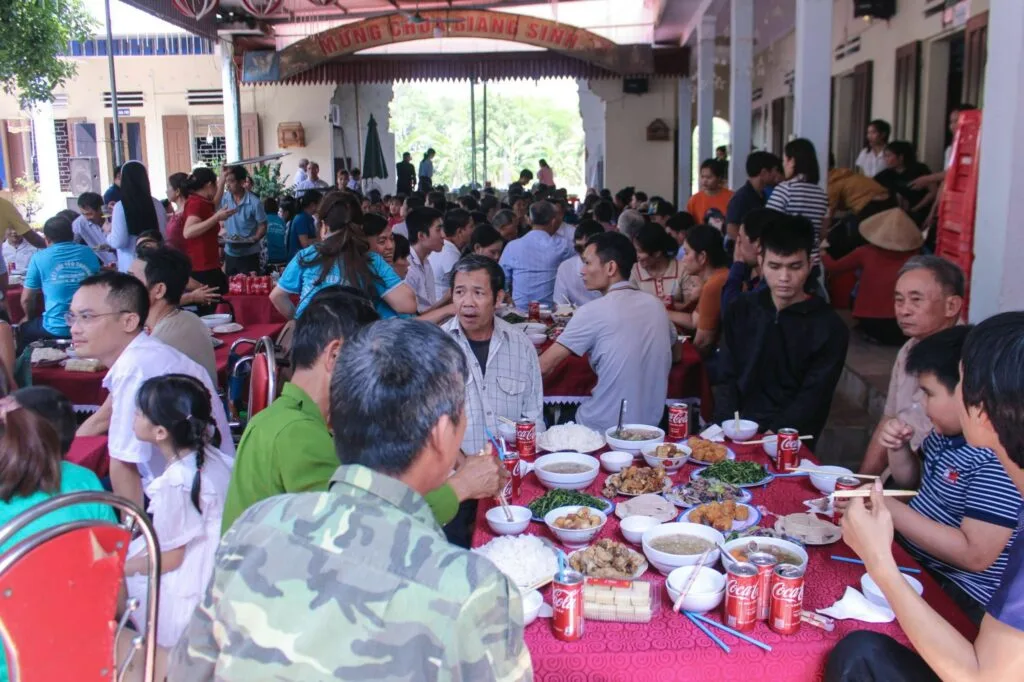 BỮA CƠM HUYNH ĐỆ – NƠI LAN TOẢ YÊU THƯƠNG VÀ SẺ CHIA