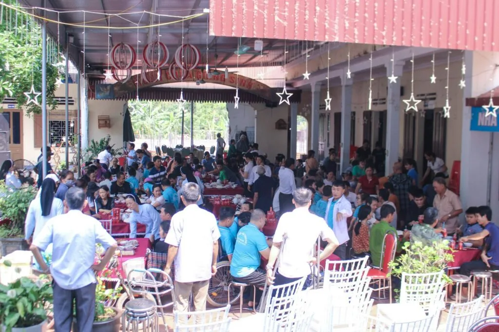 BỮA CƠM HUYNH ĐỆ – NƠI LAN TOẢ YÊU THƯƠNG VÀ SẺ CHIA