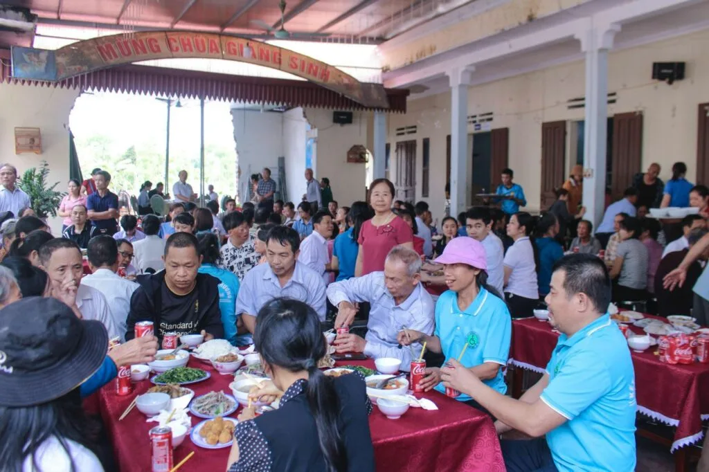 BỮA CƠM HUYNH ĐỆ – NƠI LAN TOẢ YÊU THƯƠNG VÀ SẺ CHIA