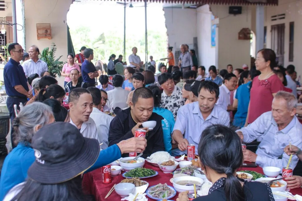 BỮA CƠM HUYNH ĐỆ – NƠI LAN TOẢ YÊU THƯƠNG VÀ SẺ CHIA