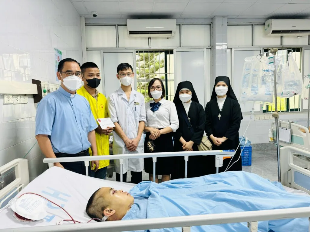 THĂM HỎI ĐỘNG VIÊN VÀ TẶNG QUÀ CHO CÁC BỆNH NHÂN NGHÈO