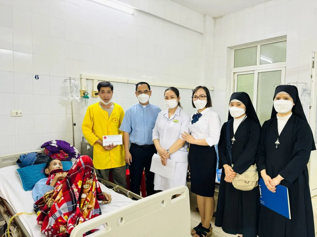 THĂM HỎI ĐỘNG VIÊN VÀ TẶNG QUÀ CHO CÁC BỆNH NHÂN NGHÈO