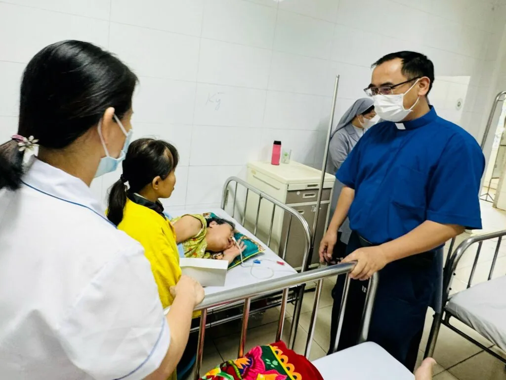 THĂM HỎI ĐỘNG VIÊN VÀ TẶNG QUÀ CHO CÁC BỆNH NHÂN NGHÈO