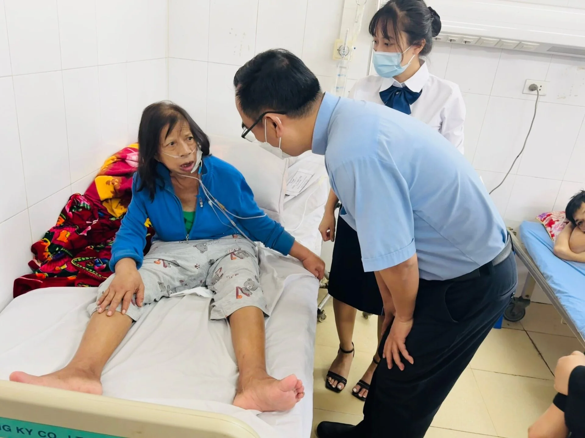THĂM HỎI ĐỘNG VIÊN VÀ TẶNG QUÀ CHO CÁC BỆNH NHÂN NGHÈO