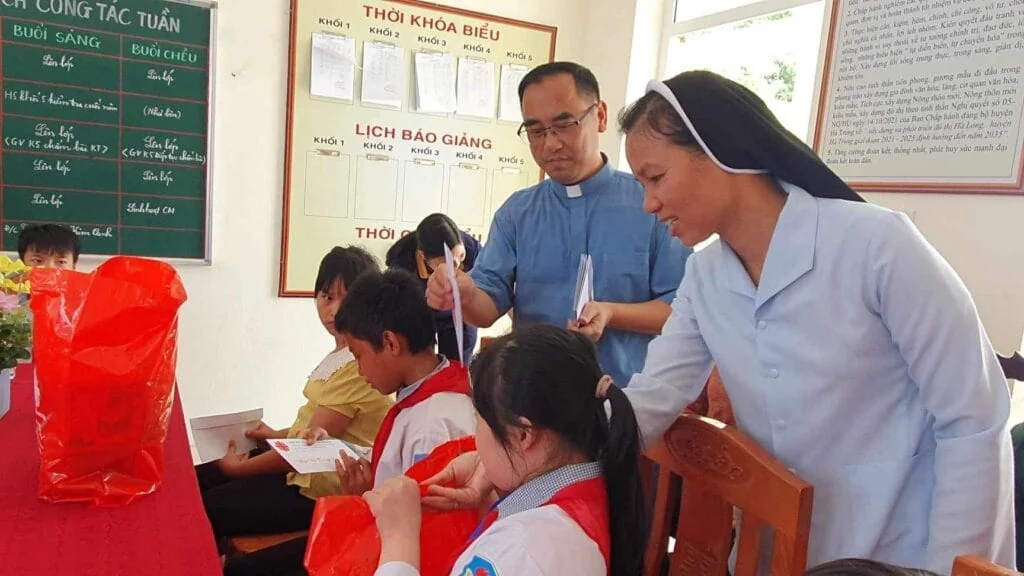 CHẮP CÁNH ƯỚC MƠ CHO CÁC EM HỌC SINH MỒ CÔI VÀ KHUYẾT TẬT TẠI XÃ HÀ LONG, HUYỆN HÀ TRUNG, TỈNH THANH HOÁ