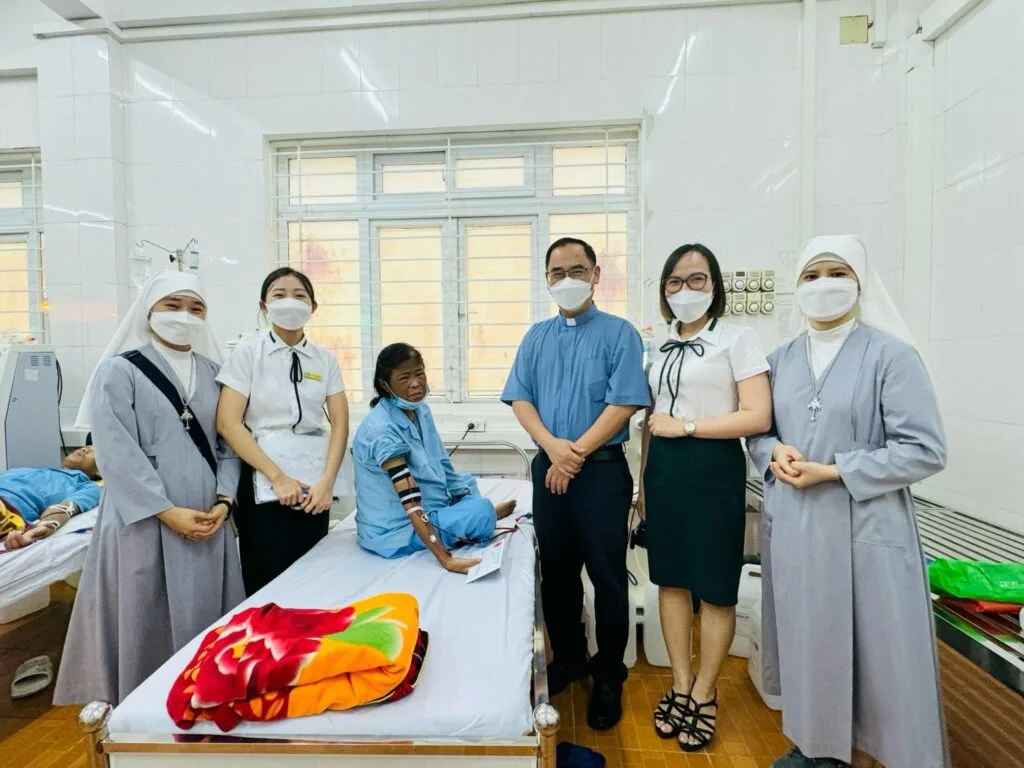 Caritas Thanh Hóa trao tiền hỗ trợ cho bà Trần Thị Liên