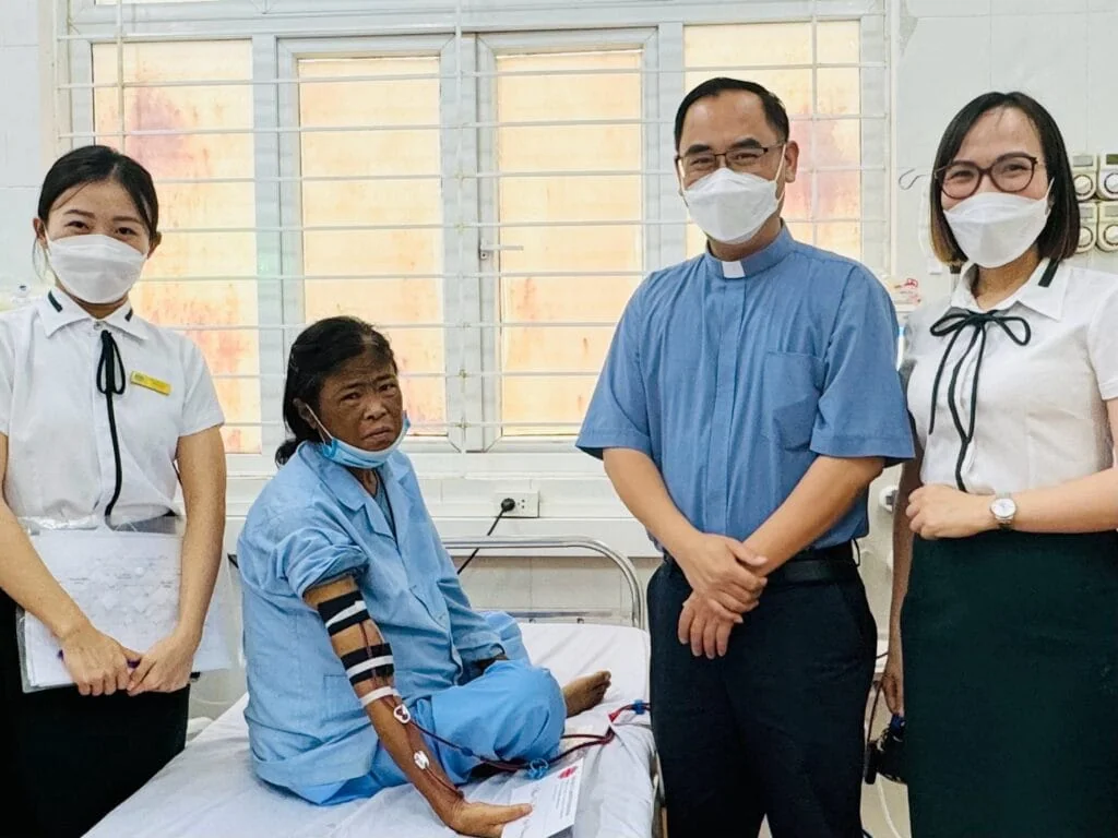 Caritas Thanh Hóa trao tiền hỗ trợ cho bà Trần Thị Liên