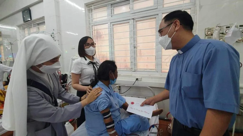 Caritas Thanh Hóa trao tiền hỗ trợ cho bà Trần Thị Liên