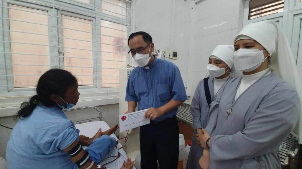 Caritas Thanh Hóa trao tiền hỗ trợ cho bà Trần Thị Liên