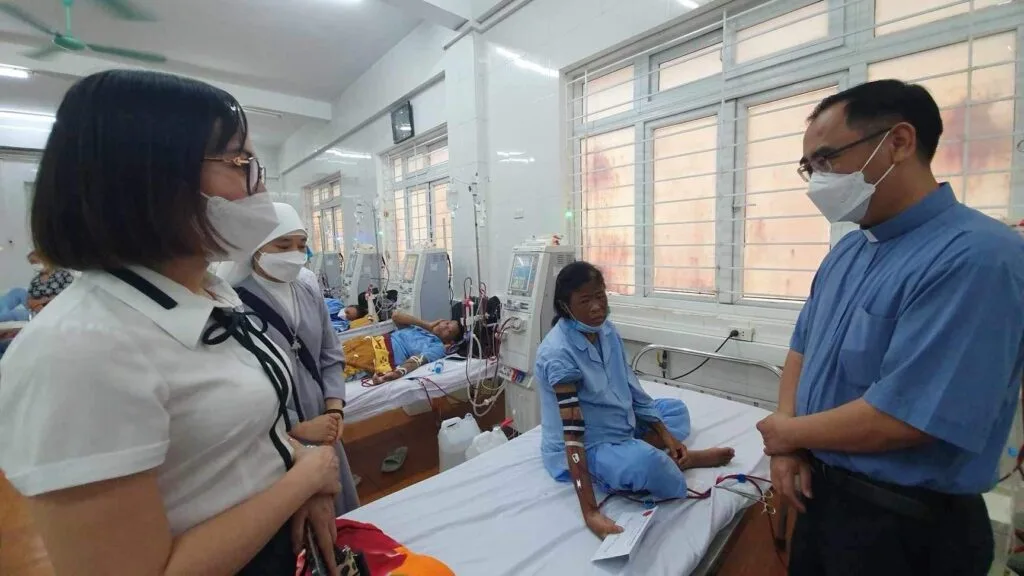 Caritas Thanh Hóa trao tiền hỗ trợ cho bà Trần Thị Liên
