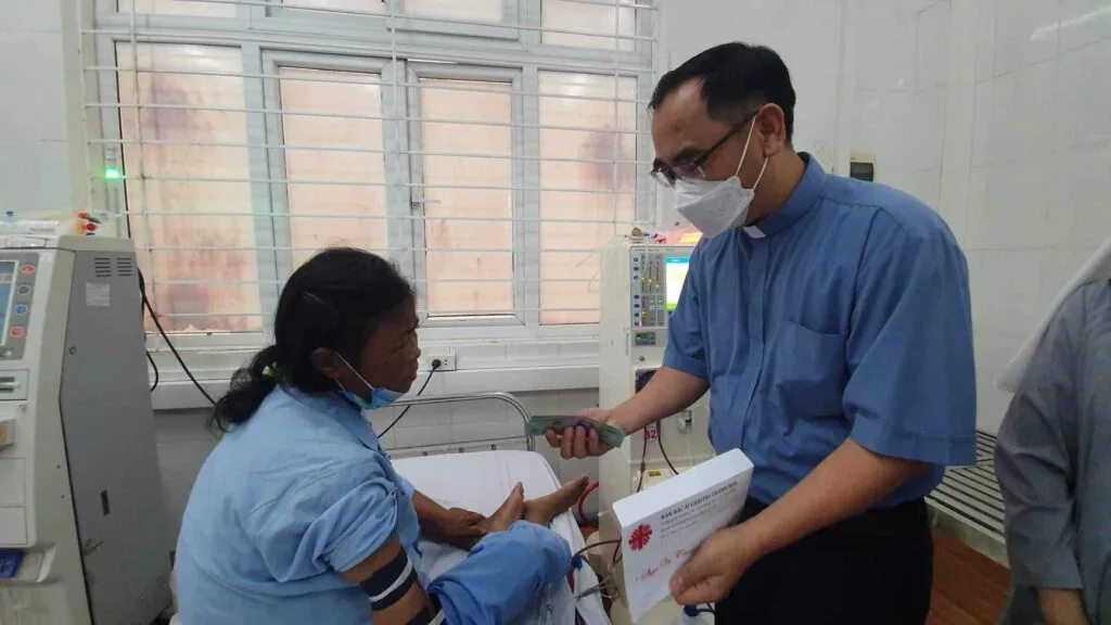 Caritas Thanh Hóa trao tiền hỗ trợ cho bà Trần Thị Liên