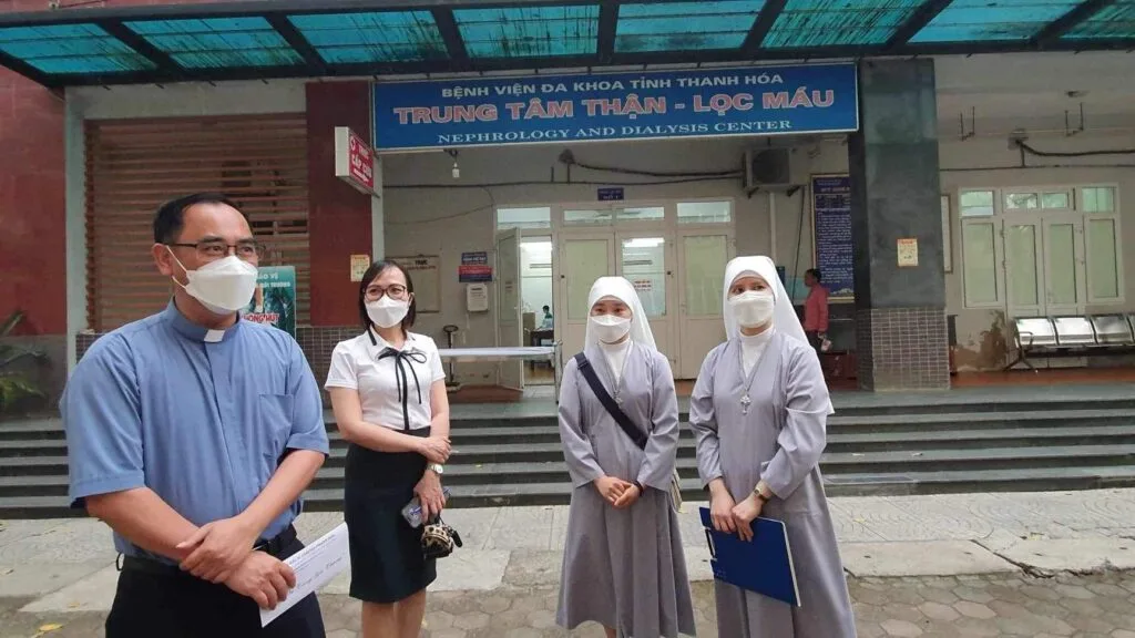Caritas Thanh Hóa trao tiền hỗ trợ cho bà Trần Thị Liên